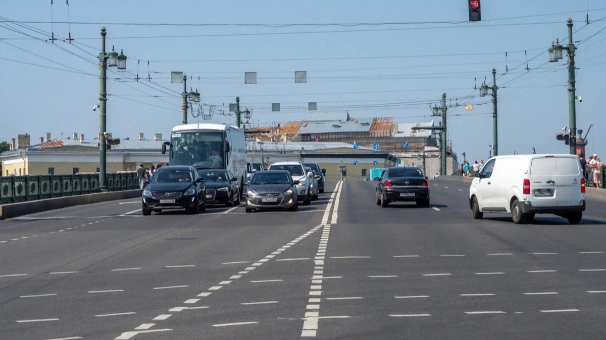 На Дворцовом мосту введут ограничения движения из-за ремонта асфальта