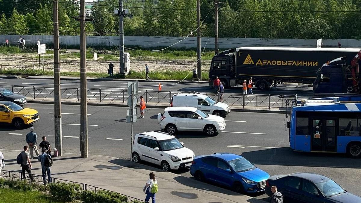 На проспекте Большевиков манипулятор оборвал провода электропередач —  Новости Санкт-Петербурга › МР7.ру