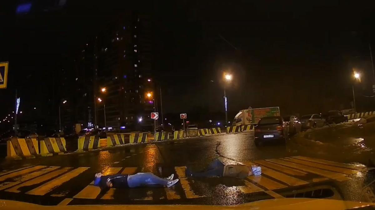 На Парнасе двое мужчин решили прилечь на пешеходном переходе