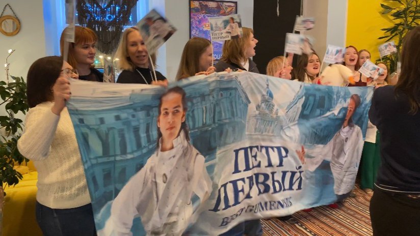 «Сыночек, давай»: петербургские фанаты Петра Гуменника вместе переживали за олимпийский дебют под новую музыку