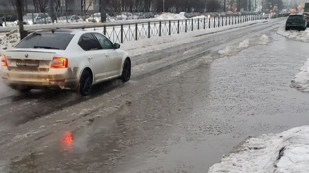 Петербург тонет в снежно-ледяных лужах