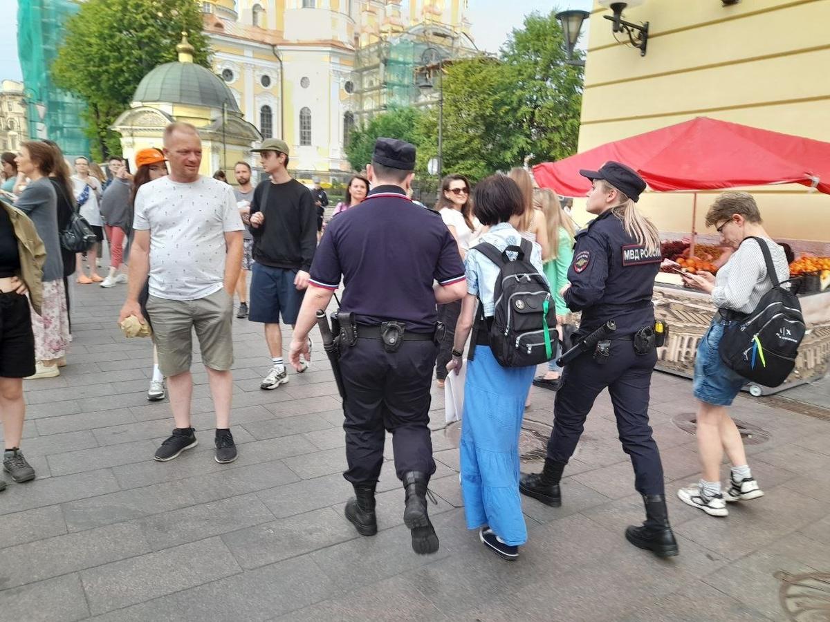 Активистку уводит полиция. Фото: Анна Мотовилова / MR7
