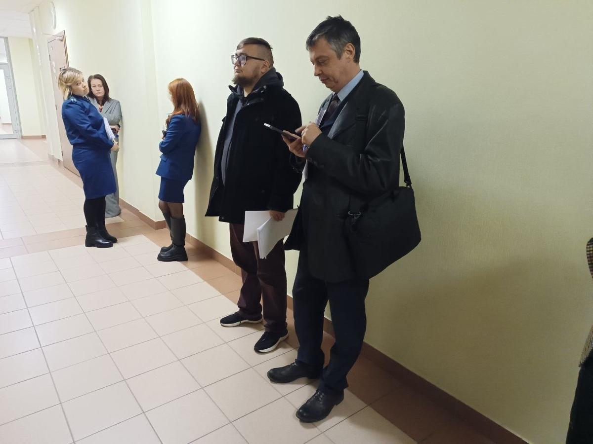 Алексей Богачёв и Андрей Кузин в коридоре перед началом судебного заседания. Фото: Катерина Иванова / MR7