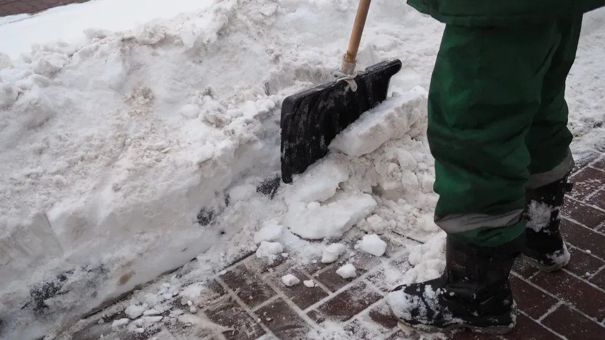 «Показали истинное лицо»: в ГАТИ упрекнули бизнес в плохой уборке снега и наледи
