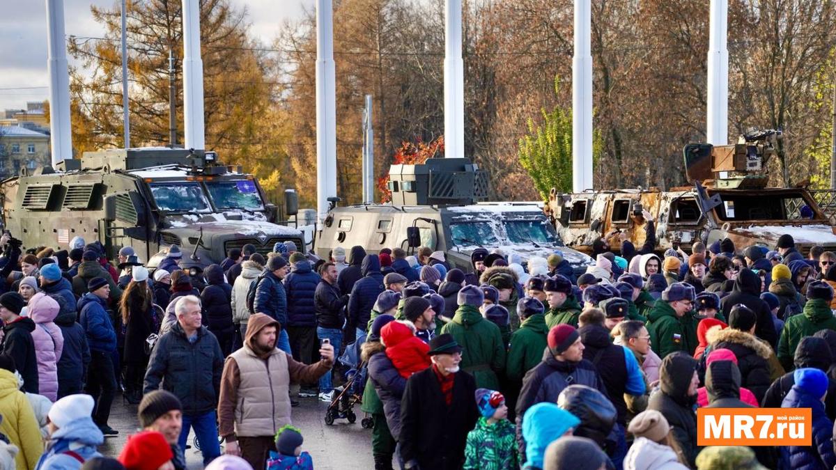 «Гробик на колёсах», сгоревшие танки и пробитые бронемашины — какие военные трофеи привезли в Петербург прямиком со СВО