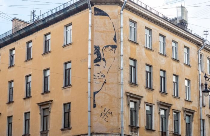 Граффити с изображением Хармса стирают со стены дома на улице Маяковского