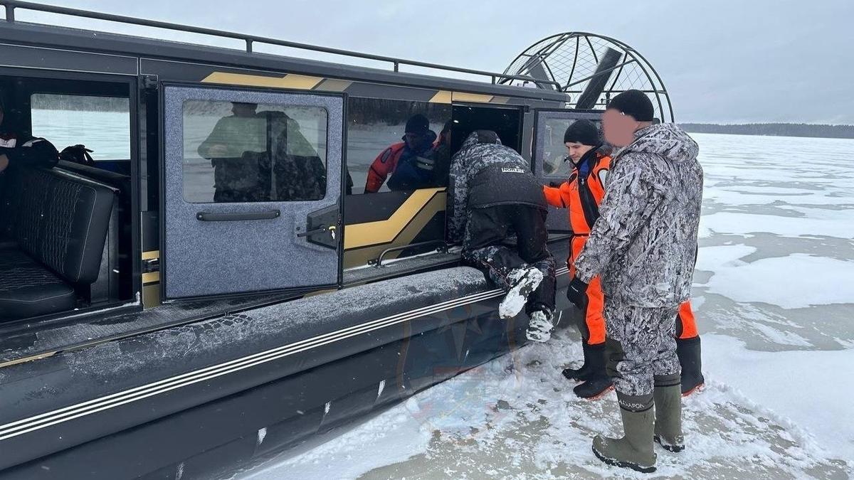 Снегоход с двумя мужчинами провалился под лёд на озере Вуокса — Новости  Санкт-Петербурга › МР7.ру