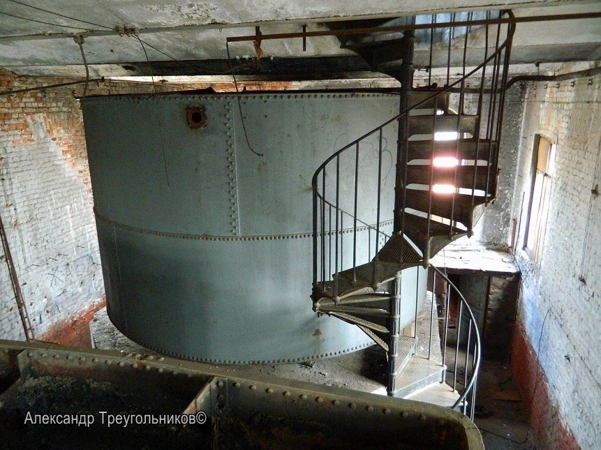 Клёпаные водонапорные баки и чугунная винтовая лестница на заводе «Красный треугольник». Утрачены. Фото: Александр Треугольников