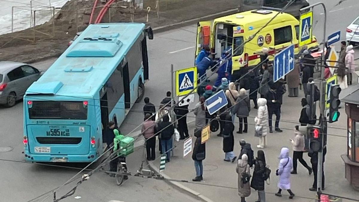 Лазурный автобус наехал на петербурженку на пешеходном переходе Торжковской улицы