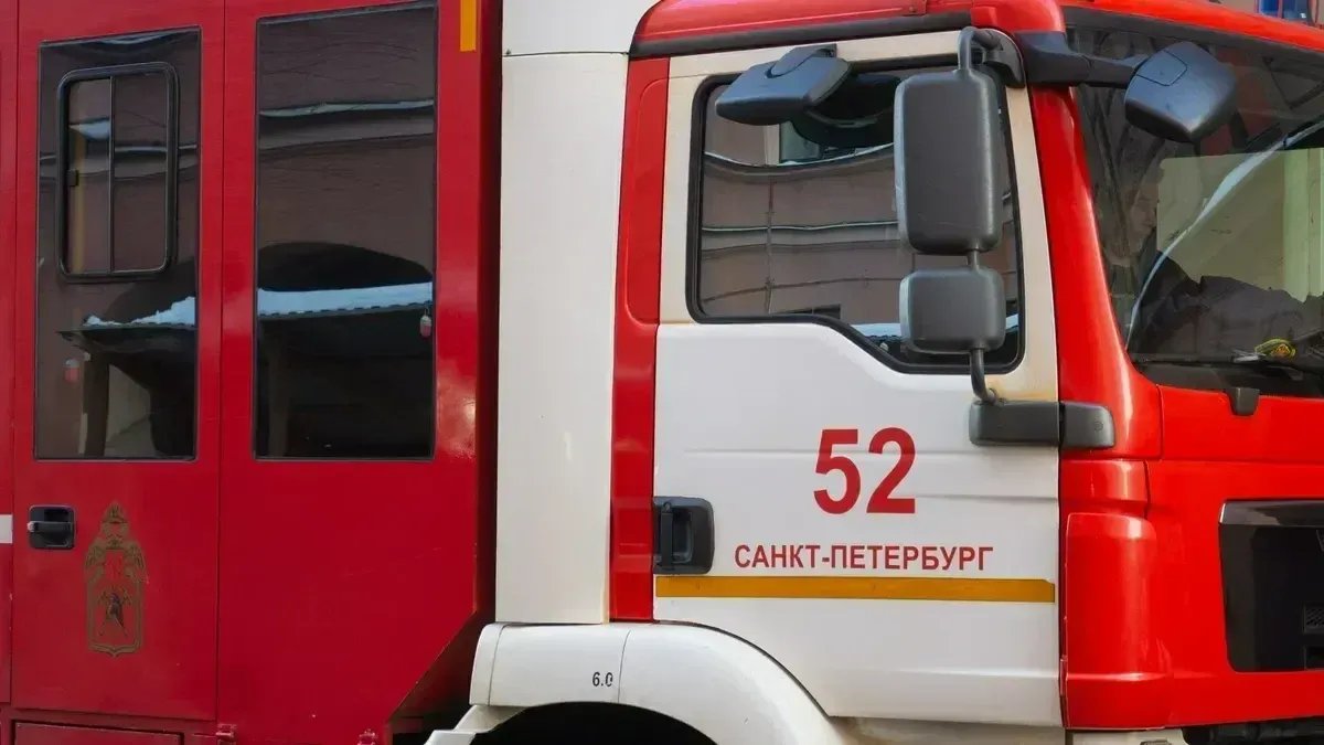 Из-за ночного пожара в Красногвардейском районе эвакуировали 35 человек