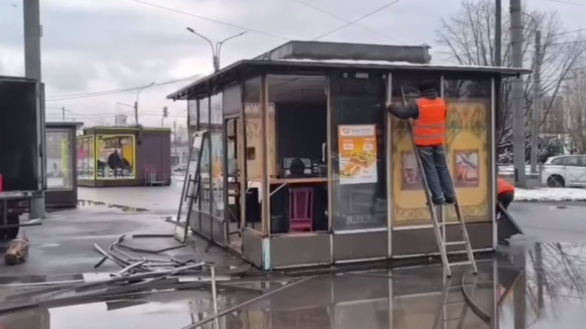 У станции метро «Площадь Мужества» начали снос незаконного торгового павильона