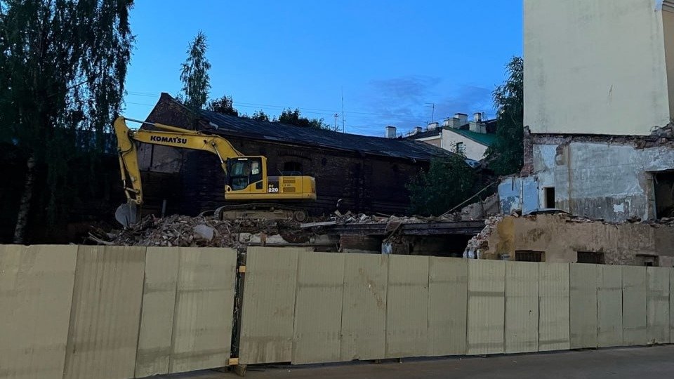 На Синопской набережной градозащитники заметили снос аварийного здания XIX века