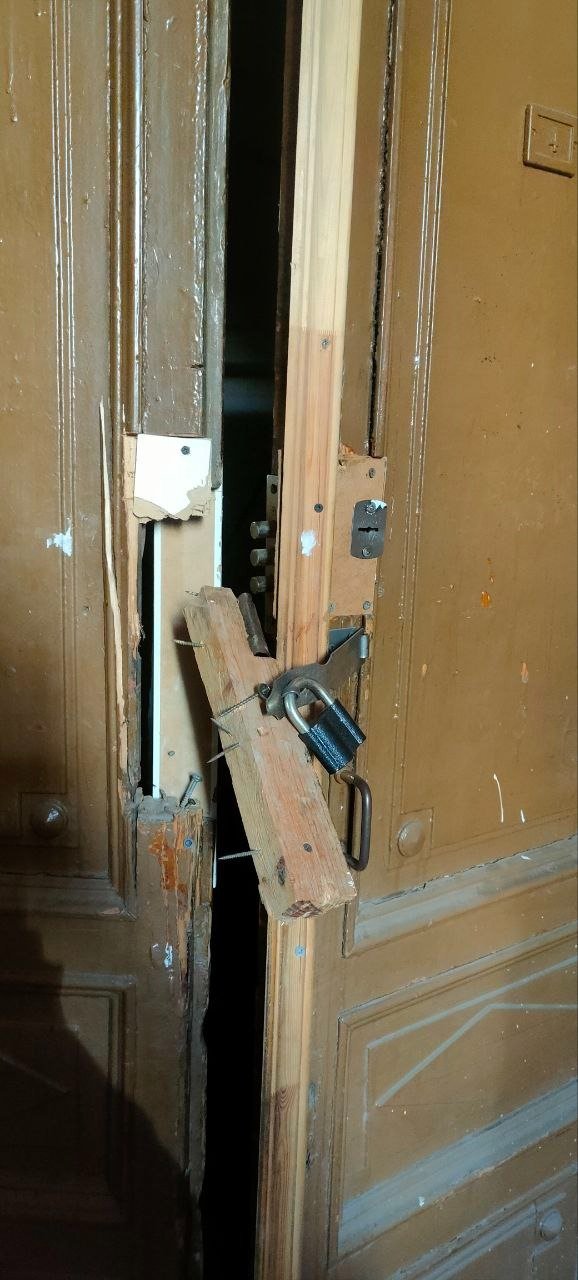 Так выглядят замок в квартиру № 4. Фото жителей дома.