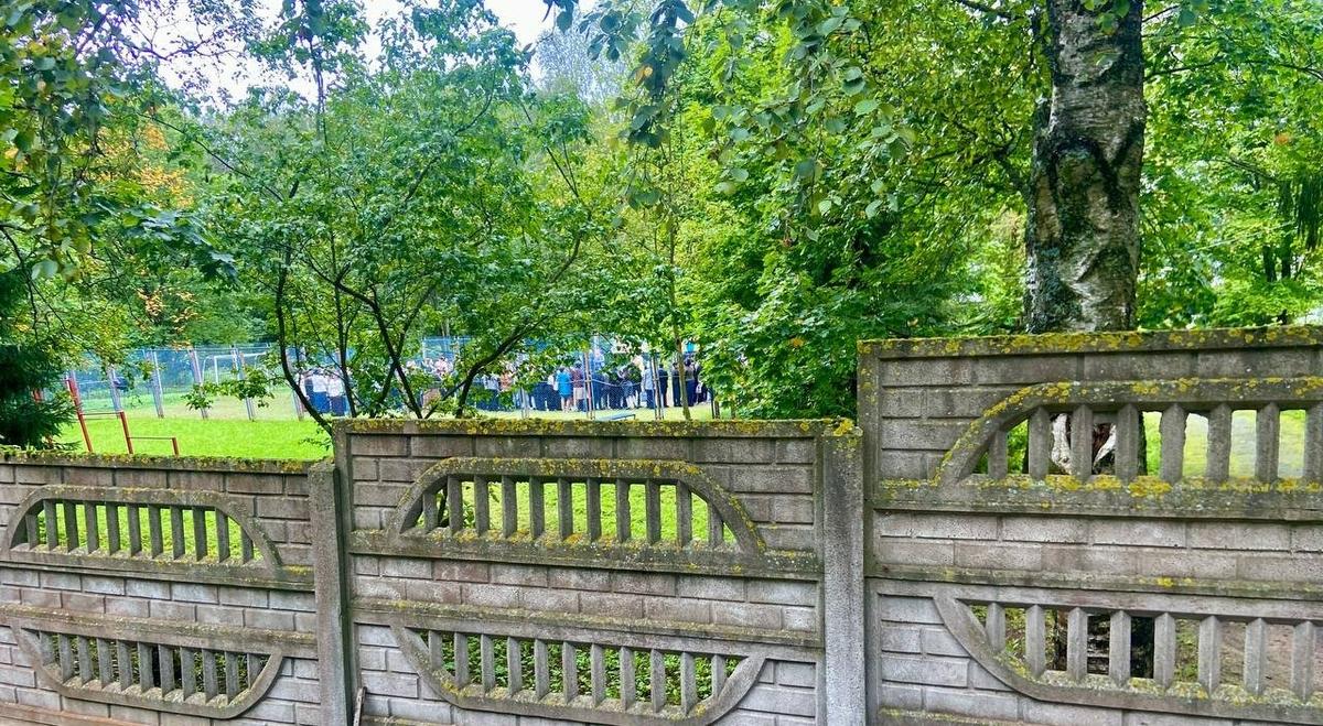 Забор перед спортивной площадкой у старого корпуса Осельковской средней школы. Фото: Валерия Шимаковская / MR7