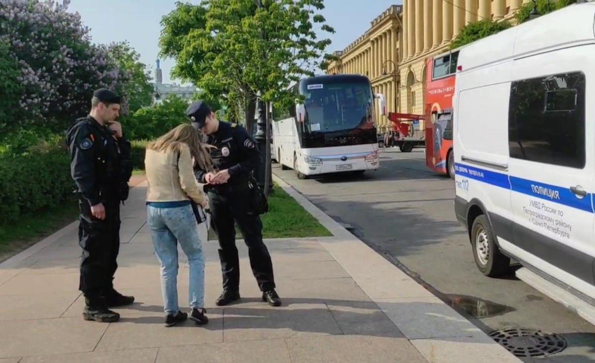 Скриншот видео активиста Динара Идрисова
