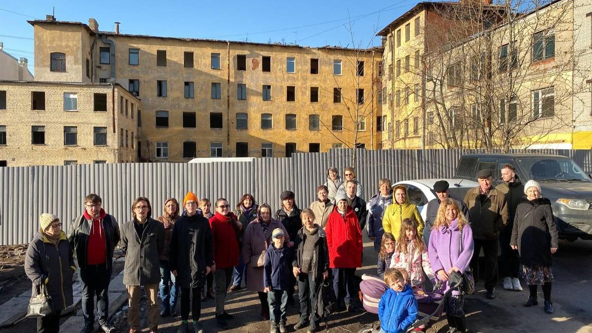 На улице Егорова прошёл народный сход в защиту исторического флигеля