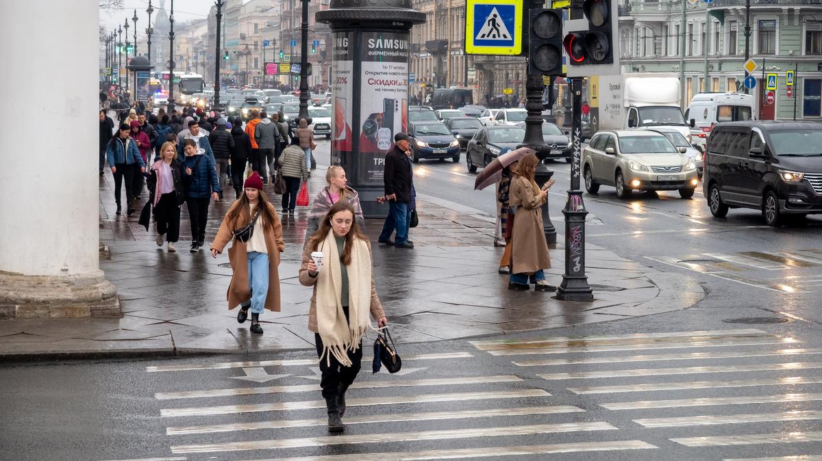 Из петербургского бара уволили официанта из-за жетона с символикой ВСУ