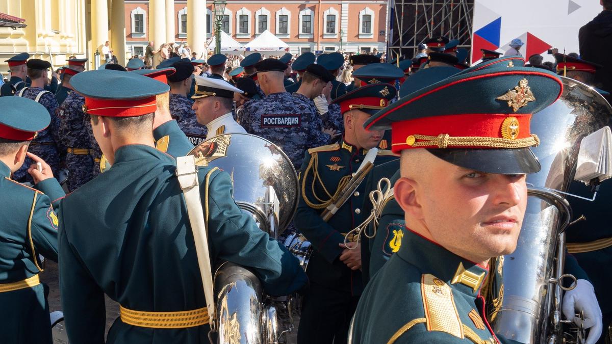 Фестиваль духовых оркестров Смоленск. Праздник на Соборной площади в Петропавловской крепости. Фестиваль духовых оркестров фото. Концерт на Соборной площади.