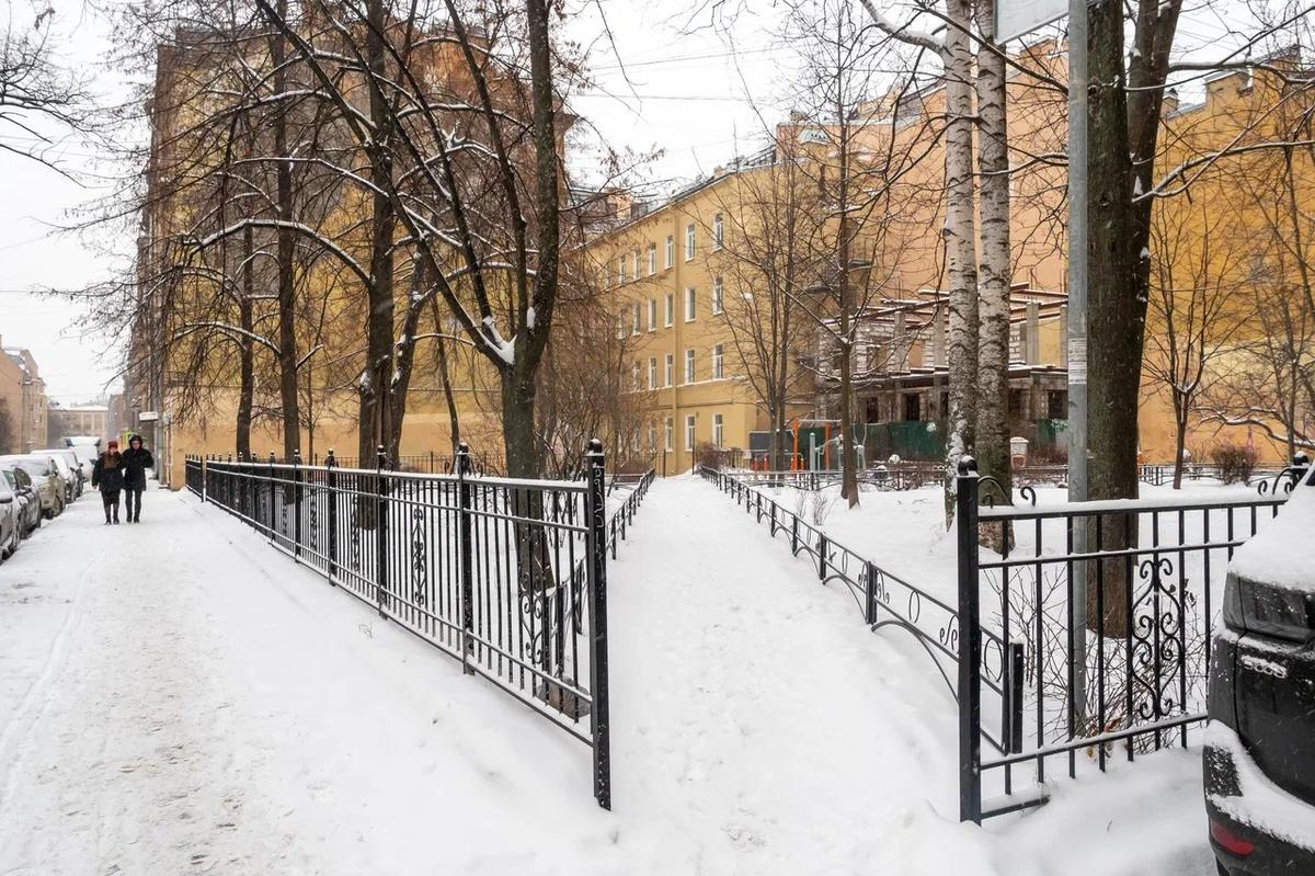 Сквер на Ораниенбаумской, 13 (планируют исключить из ЗНОП и наделить другим статусом). Фото: Олег Золото / MR7