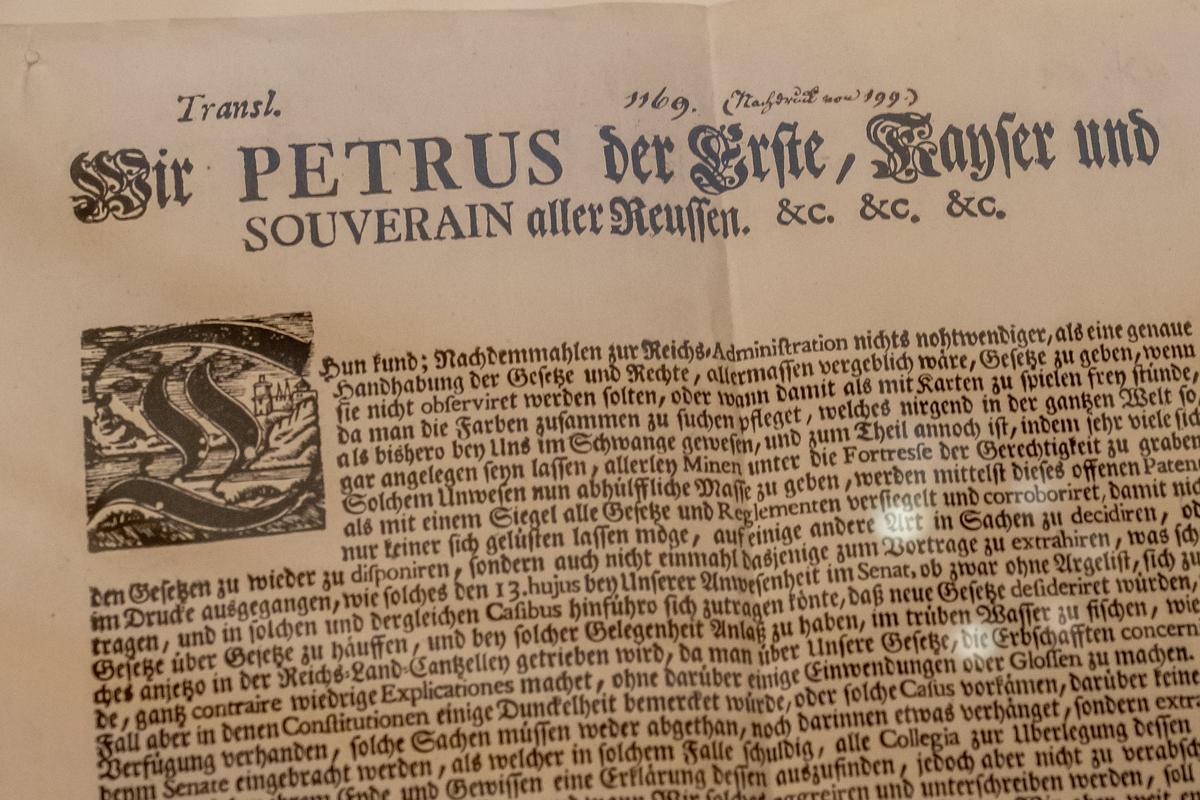 Документ на немецком языке был напечатан в Риге 20 августа 1722 года. Фото: Олег Золото / MR7