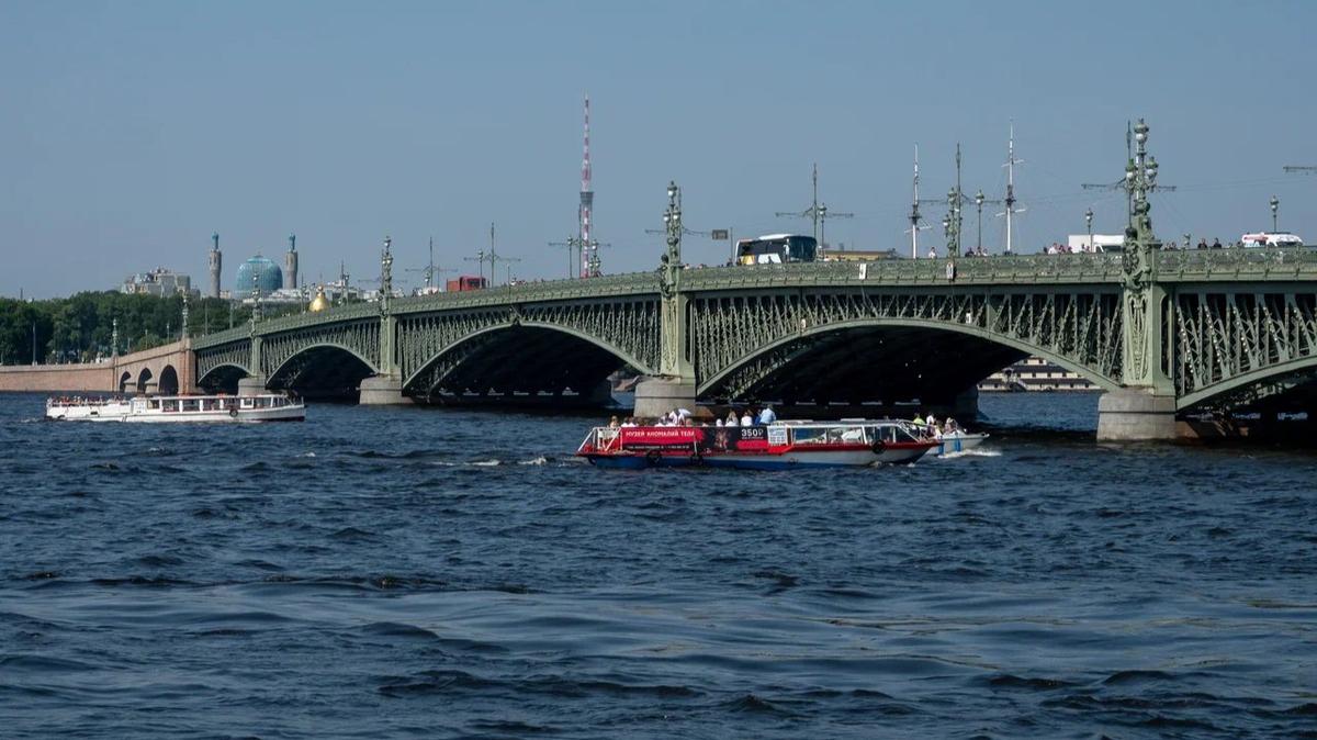 Сильный ветер сорвал короны с фонарей на Троицком мосту