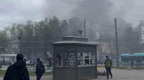 Дым около станции метро «Академическая» — следствие пожара на проспекте Науки