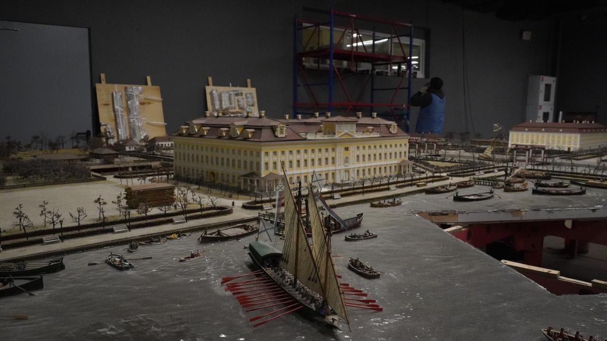 Маленький город трудами десятка мастеров — как в Гостином дворе заново строится исторический Петербург