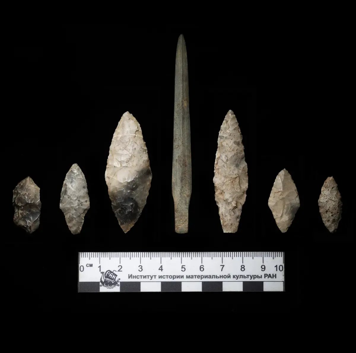 Двусторонне обработанные наконечники стрел (бифасы) с поселения Куровицы. Фото: ИИМК РАН