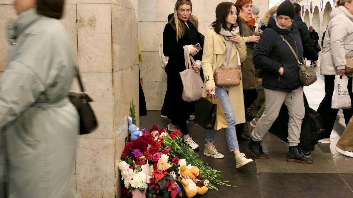 Петербуржцы продолжают нести цветы к стихийному мемориалу на станции метро «Технологический  институт»