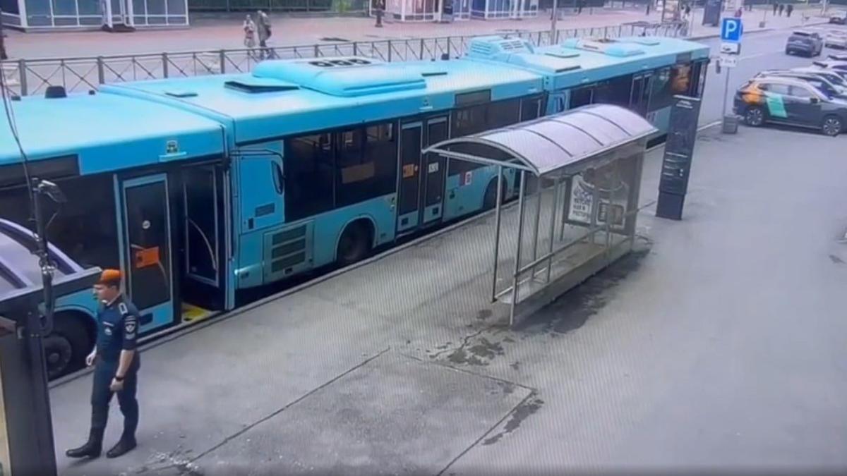 Скриншот видео: ГУ МВД по Петербургу и Ленобласти