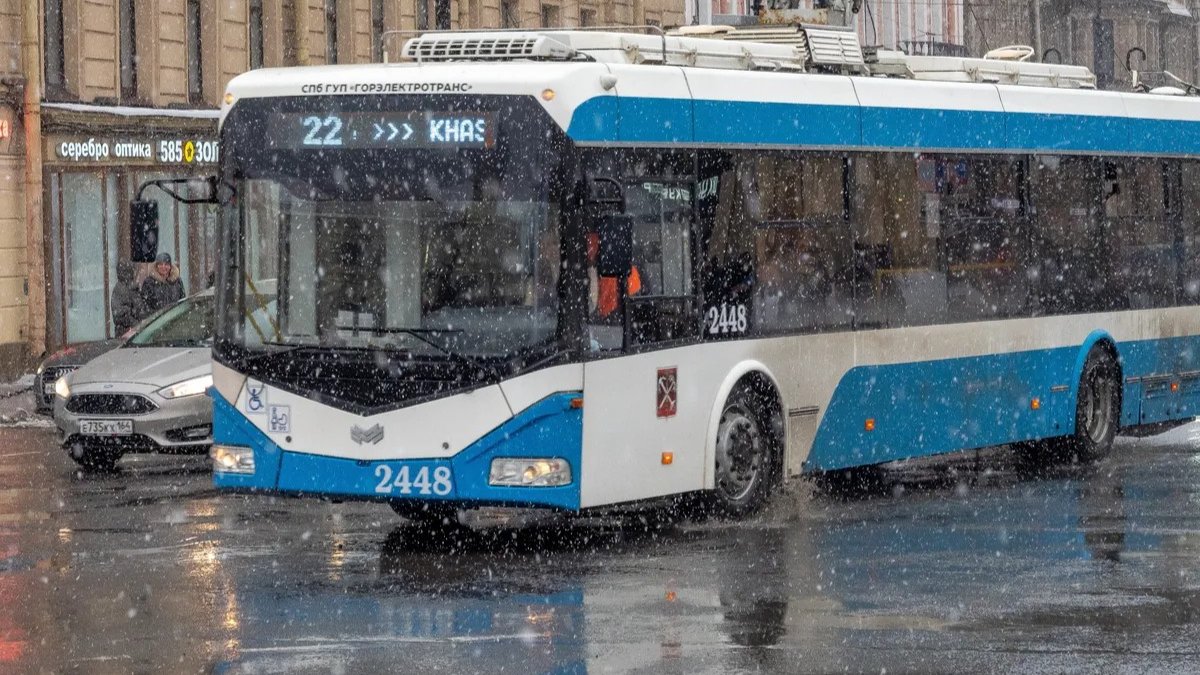 На Комендантском проспекте пассажиры оказались на час заблокированы в троллейбусе