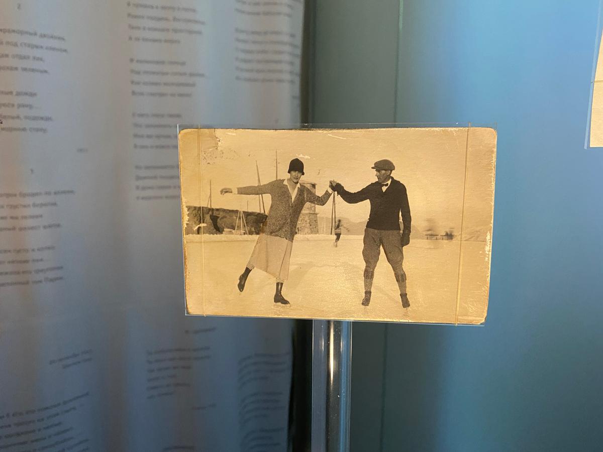 Анна Ахматова на коньках. Фото в музее поэта в Фонтанном доме.