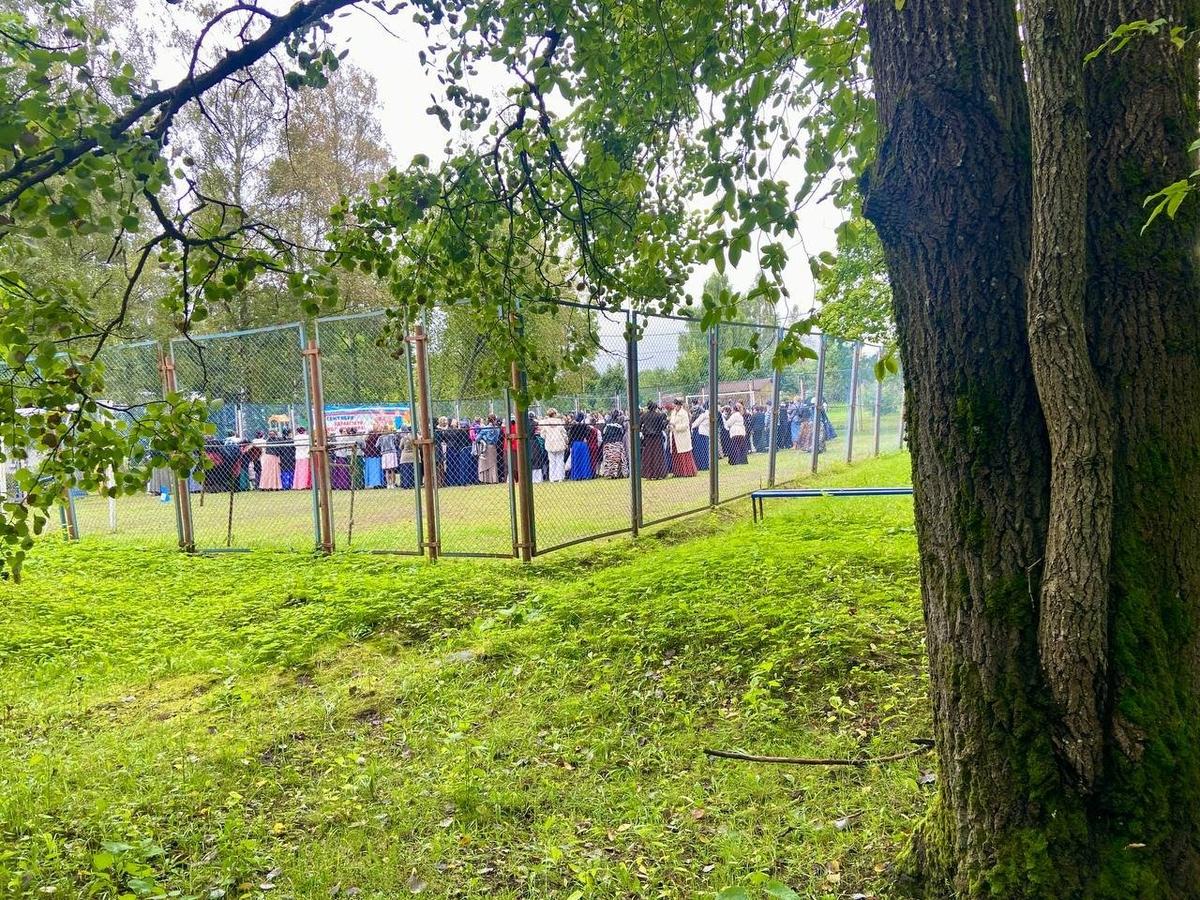 Школьная линейка у старого корпуса Осельковской средней школы. Фото: Валерия Шимаковская / MR7