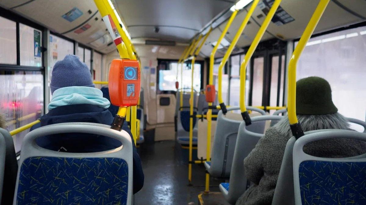 В Петербурге ищут хулиганов, разбивших окно автобуса молотком