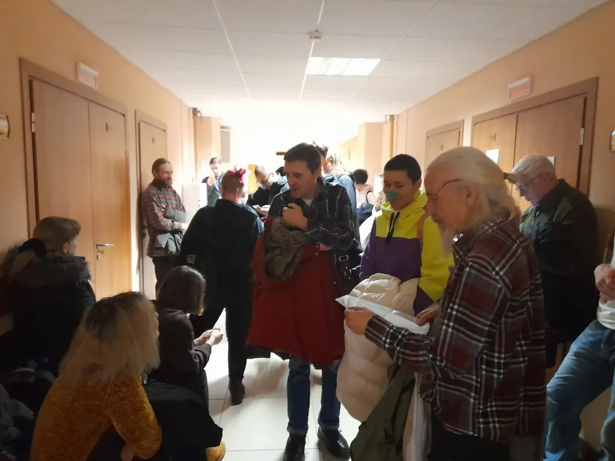 Группа поддержки Севы Королёва у дверей зала суда. Фото: Анна Мотовилова / MR7.