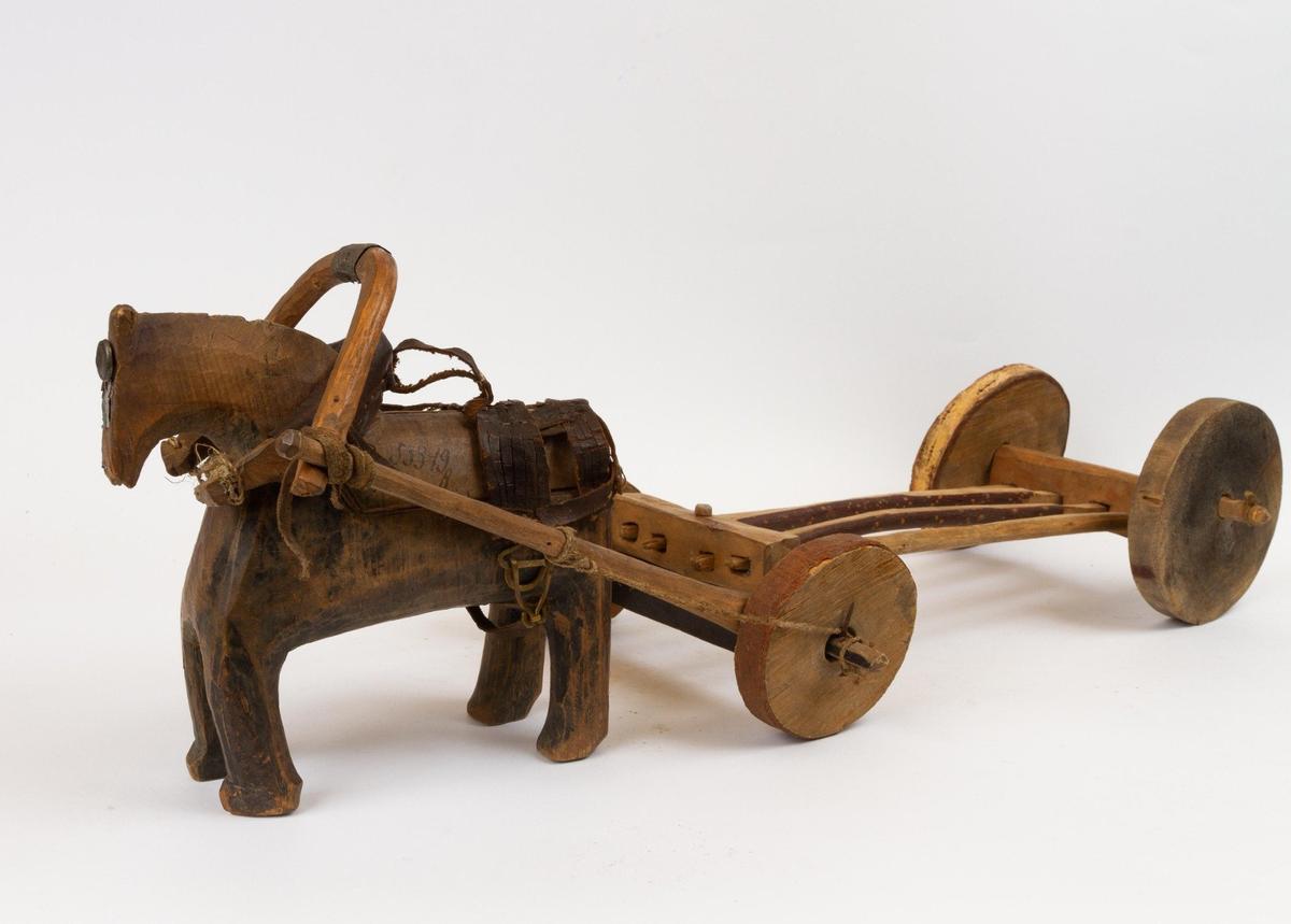 Игрушка «Лошадь с телегой-волокушей». Фото: Российский Этнографический музей