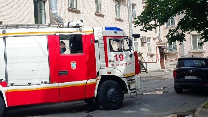 Спасатели эвакуировали 11 человек из-за пожара в квартире на проспекте Стачек