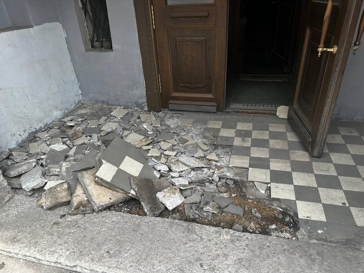 Разрушенная историческая плитка у парадной дома Урвича. Фото: «Двери с помоек»