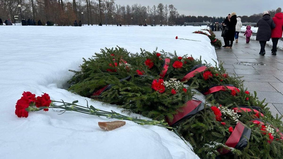Фоторепортаж с Пискарёвского кладбища в 80-ю годовщину полного снятия блокады Ленинграда