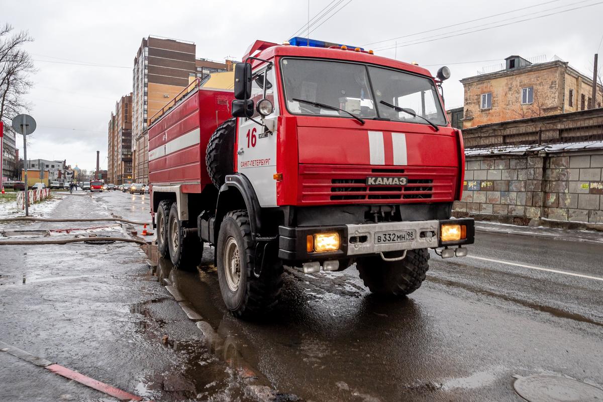 Автомобиль Volvo горел на Васильевском острове. Огонь потушили до приезда  пожарных. — Новости Санкт-Петербурга › МР7.ру