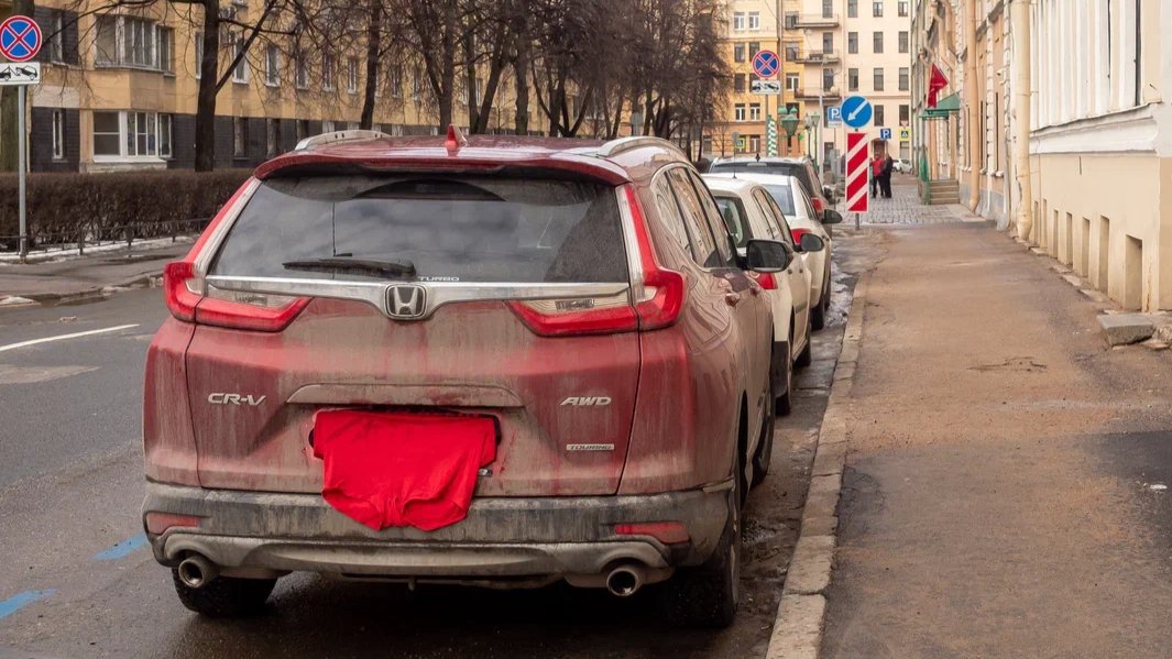 Обереги от штрафа: красные трусы, маски, открученные номера