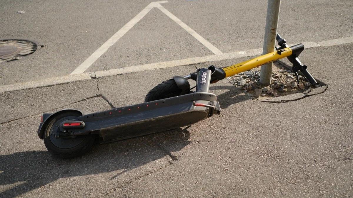 На проспекте Маршала Блюхера в ДТП с внедорожником и самокатом травмирована девушка