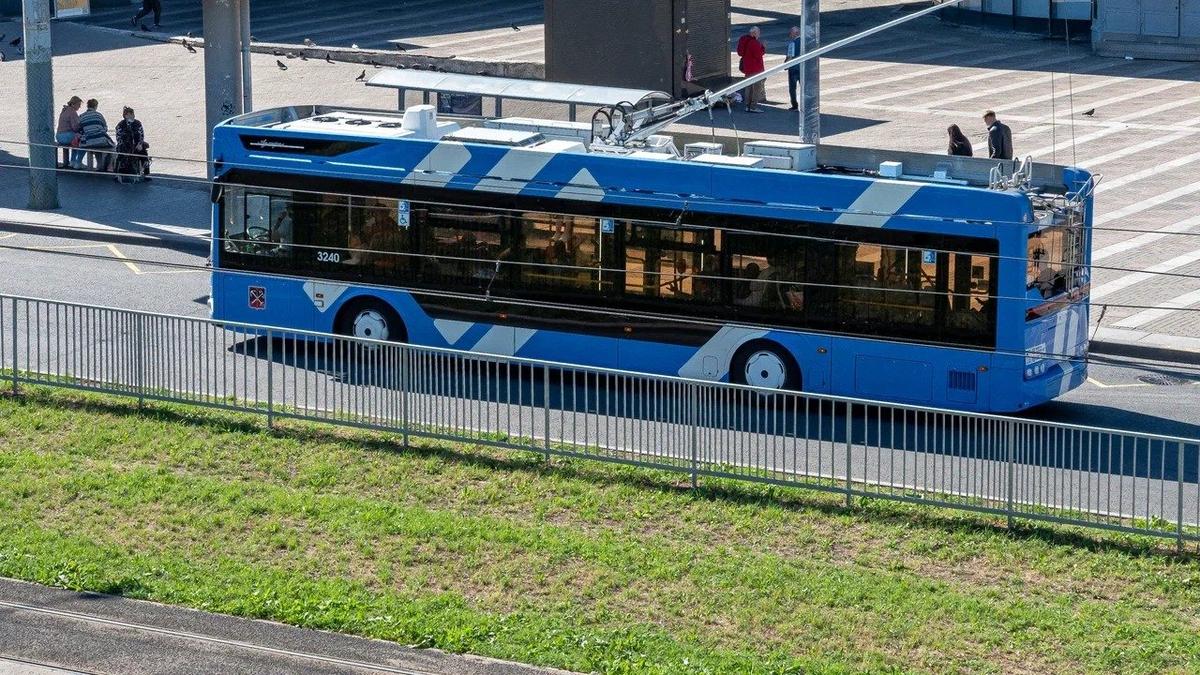 Из-за разбитого окна троллейбуса в Петербурге возбудили уголовное дело