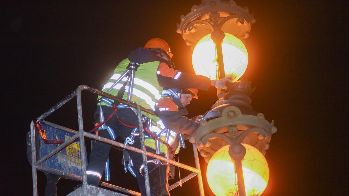 Светильники, снесенные ветром с Троицкого моста, отреставрировали