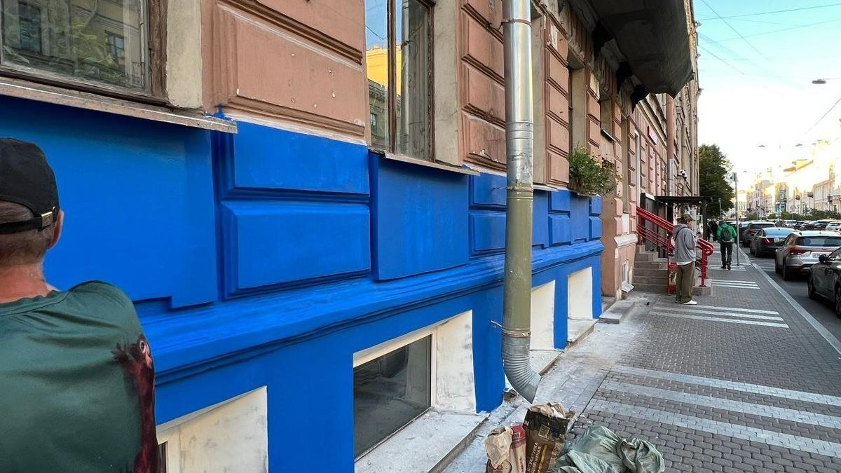 Историческое здание на улице Правды замазали синей краской