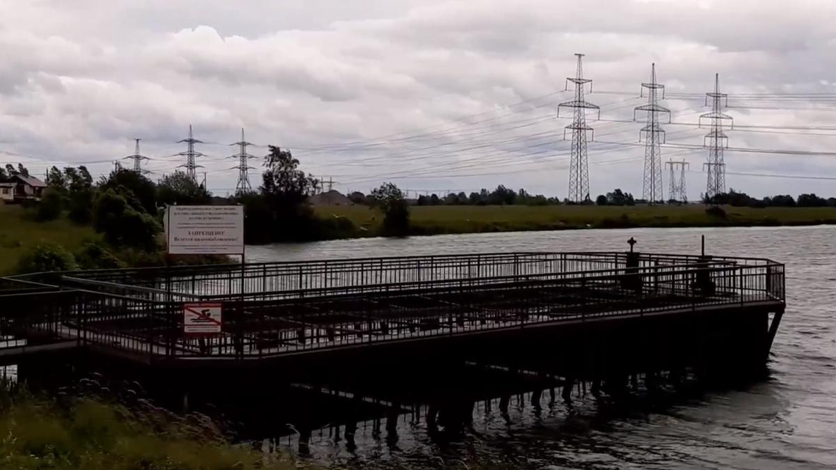 Плотина на реке Кузьминка. Скриншот видео группы «Петро-Славянка, Санкт-Петербург»