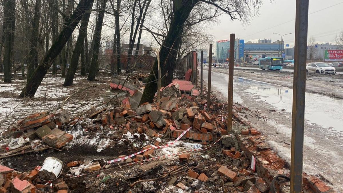 Возбуждено уголовное дело из-за разрушения ограды мясокомбината имени Кирова