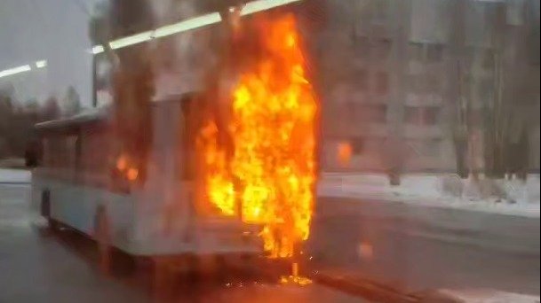 Лазурный автобус полыхал у физфака СПбГУ в Петергофе