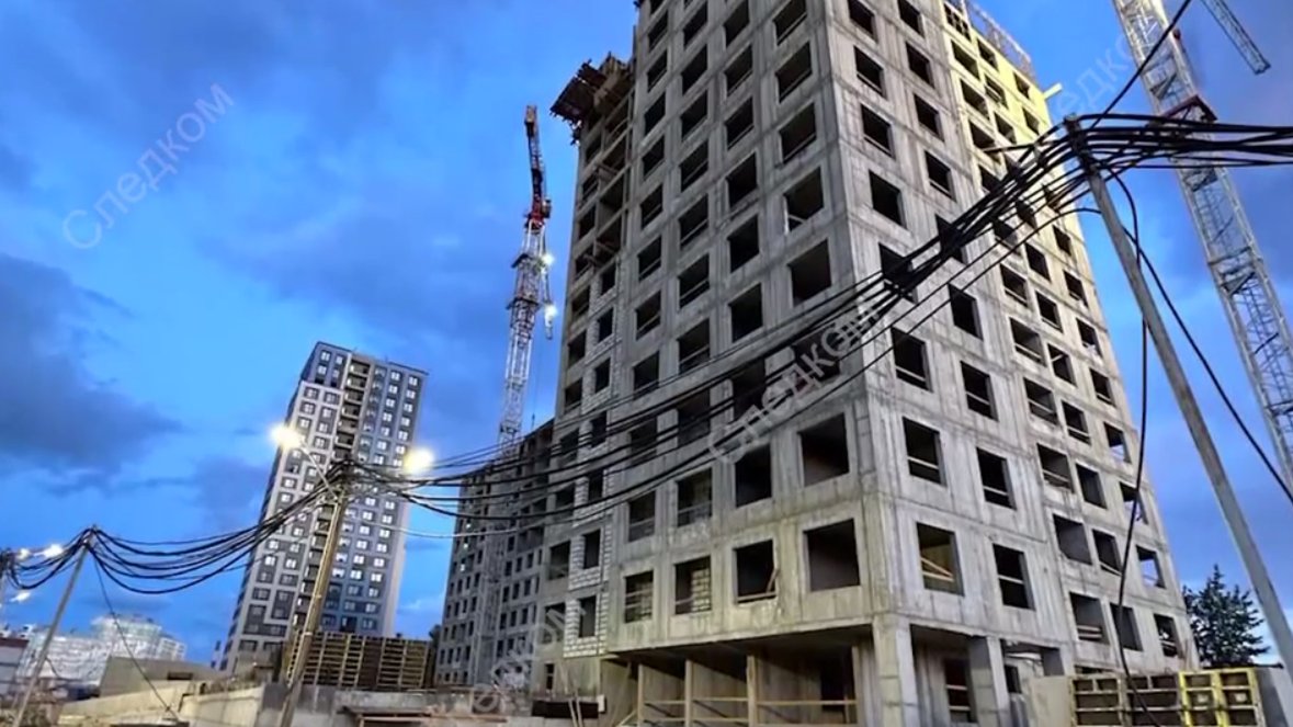 Рабочий упал с 13 этажа строящегося дома на Полюстровском проспекте. СК возбудил уголовное дело