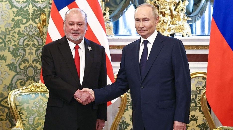 Султан Ибрагим (слева) и президент РФ Владимир Путин. Фото: Минобрнауки